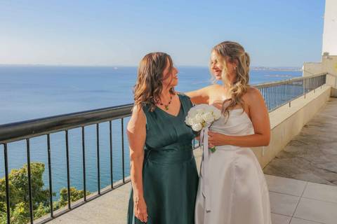 Retratos espontâneos e cheios de verdade capturados durante a preparação no corredor da Vitória. Momentos únicos registrados com muita luz. Foto: Waldyr Lantyer, Fotografia de casamento em Salvador-Ba'