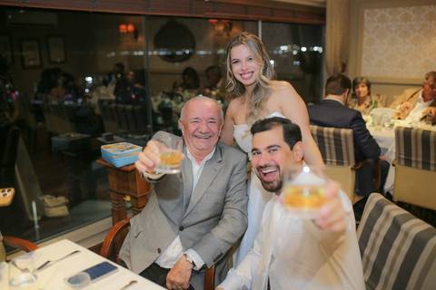 A beleza do cair da noite sobre a baía iluminando a grande e especial celebração do casal Lais e Caio. Um dia memorável em Salvador - BA. Foto: Waldyr Lantyer, Fotografia de casamento em Salvador-Ba'