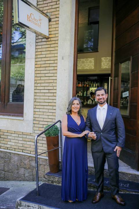 Retratos espontâneos e cheios de verdade capturados durante a preparação no corredor da Vitória. Momentos únicos registrados com muita luz. Foto: Waldyr Lantyer, Fotografia de casamento em Salvador-Ba'