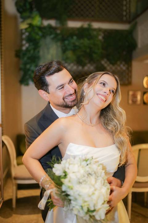 Um momento leve, descontraído e cheio de verdade capturado pelo olhar atento da fotografia documental. Memórias que dousam no tempo. Foto: Waldyr Lantyer, Fotografia de casamento em Salvador-Ba'