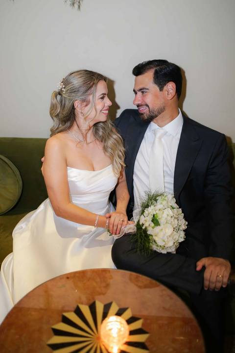 Um momento leve, descontraído e cheio de verdade capturado pelo olhar atento da fotografia documental. Memórias que dousam no tempo. Foto: Waldyr Lantyer, Fotografia de casamento em Salvador-Ba'