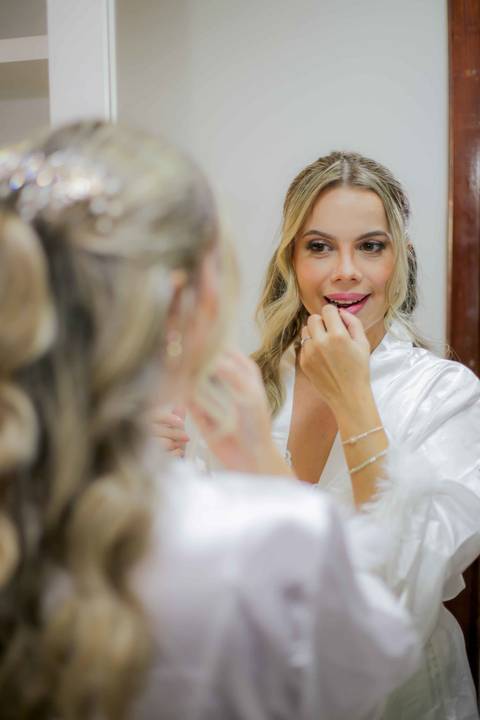 O sorriso radiante da noiva durante os preparativos do making of no Hotel Sol Vitória Marina. A expectativa e a leveza do momento antes do sim. Foto: Waldyr Lantyer,'