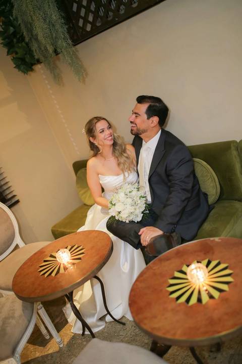 Um momento leve, descontraído e cheio de verdade capturado pelo olhar atento da fotografia documental. Memórias que dousam no tempo. Foto: Waldyr Lantyer, Fotografia de casamento em Salvador-Ba'
