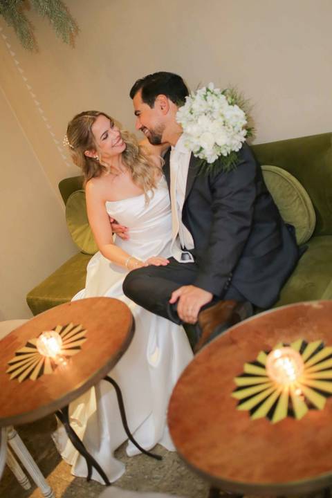 Um momento leve, descontraído e cheio de verdade capturado pelo olhar atento da fotografia documental. Memórias que dousam no tempo. Foto: Waldyr Lantyer, Fotografia de casamento em Salvador-Ba'
