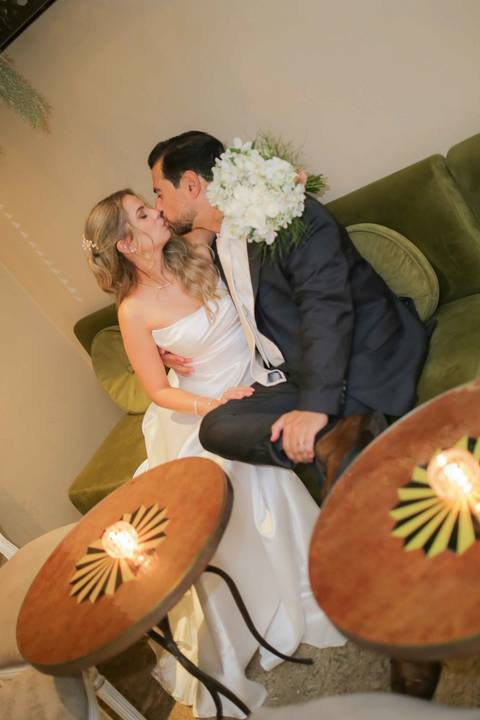 Um momento leve, descontraído e cheio de verdade capturado pelo olhar atento da fotografia documental. Memórias que dousam no tempo. Foto: Waldyr Lantyer, Fotografia de casamento em Salvador-Ba'