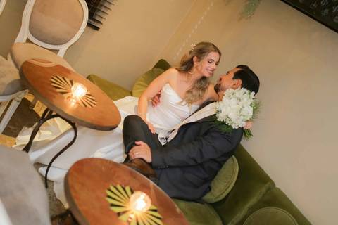Um momento leve, descontraído e cheio de verdade capturado pelo olhar atento da fotografia documental. Memórias que dousam no tempo. Foto: Waldyr Lantyer, Fotografia de casamento em Salvador-Ba'