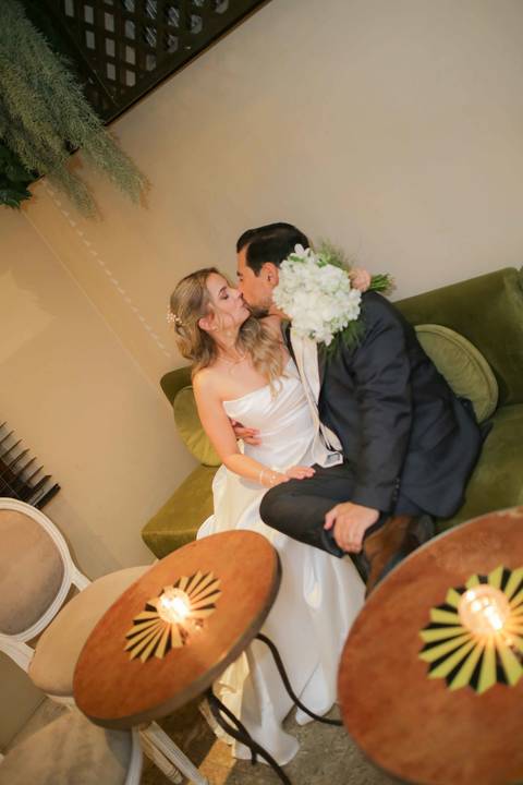 Um momento leve, descontraído e cheio de verdade capturado pelo olhar atento da fotografia documental. Memórias que dousam no tempo. Foto: Waldyr Lantyer, Fotografia de casamento em Salvador-Ba'