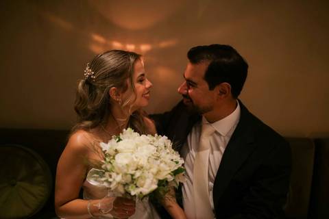 Um momento leve, descontraído e cheio de verdade capturado pelo olhar atento da fotografia documental. Memórias que dousam no tempo. Foto: Waldyr Lantyer, Fotografia de casamento em Salvador-Ba'