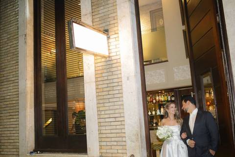 Um momento leve, descontraído e cheio de verdade capturado pelo olhar atento da fotografia documental. Memórias que dousam no tempo. Foto: Waldyr Lantyer, Fotografia de casamento em Salvador-Ba'