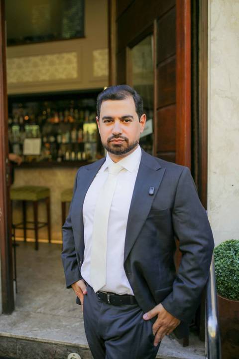 Retratos espontâneos e cheios de verdade capturados durante a preparação no corredor da Vitória. Momentos únicos registrados com muita luz. Foto: Waldyr Lantyer, Fotografia de casamento em Salvador-Ba'