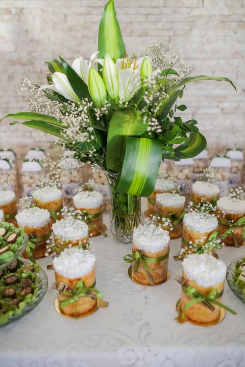 O olhar atento e a profunda emoção do noivo aguardando a chegada da sua noiva no Chez Bernard. O amor transbordando em cada detalhe do dia. Foto: Waldyr Lantyer, Fotografia de casamento em Salvador-BaO olhar atento e a profunda emoção do noivo aguardando '