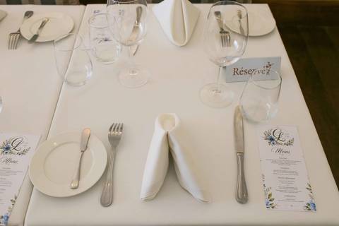 O olhar atento e a profunda emoção do noivo aguardando a chegada da sua noiva no Chez Bernard. O amor transbordando em cada detalhe do dia. Foto: Waldyr Lantyer, Fotografia de casamento em Salvador-Ba'
