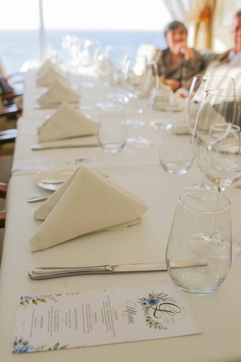 O olhar atento e a profunda emoção do noivo aguardando a chegada da sua noiva no Chez Bernard. O amor transbordando em cada detalhe do dia. Foto: Waldyr Lantyer, Fotografia de casamento em Salvador-Ba'