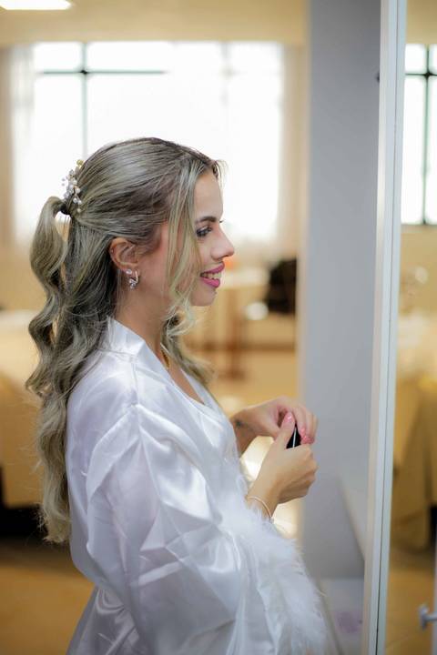 O sorriso radiante da noiva durante os preparativos do making of no Hotel Sol Vitória Marina. A expectativa e a leveza do momento antes do sim. Foto: Waldyr Lantyer,'