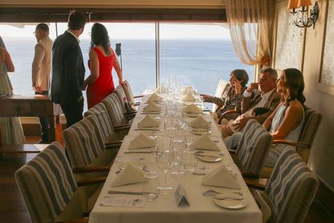 O olhar atento e a profunda emoção do noivo aguardando a chegada da sua noiva no Chez Bernard. O amor transbordando em cada detalhe do dia. Foto: Waldyr Lantyer, Fotografia de casamento em Salvador-Ba'