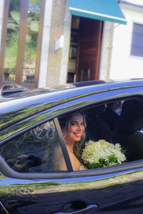 O olhar atento e a profunda emoção do noivo aguardando a chegada da sua noiva no Chez Bernard. O amor transbordando em cada detalhe do dia. Foto: Waldyr Lantyer, Fotografia de casamento em Salvador-Ba'
