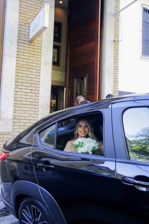 O olhar atento e a profunda emoção do noivo aguardando a chegada da sua noiva no Chez Bernard. O amor transbordando em cada detalhe do dia. Foto: Waldyr Lantyer, Fotografia de casamento em Salvador-Ba'