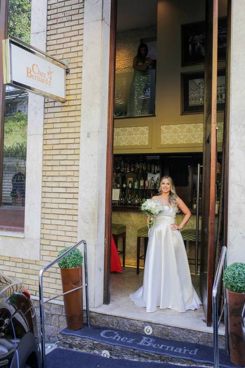 O olhar atento e a profunda emoção do noivo aguardando a chegada da sua noiva no Chez Bernard. O amor transbordando em cada detalhe do dia. Foto: Waldyr Lantyer, Fotografia de casamento em Salvador-Ba'