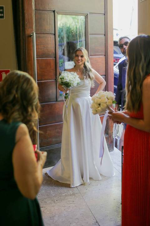 A chegada triunfal e inesquecível do casal ao icônico e acolhedor restaurante Chez Bernard em Salvador. A celebração do afeto começando. Foto: Waldyr Lantyer, Fotografia de casamento em Salvador-Ba'