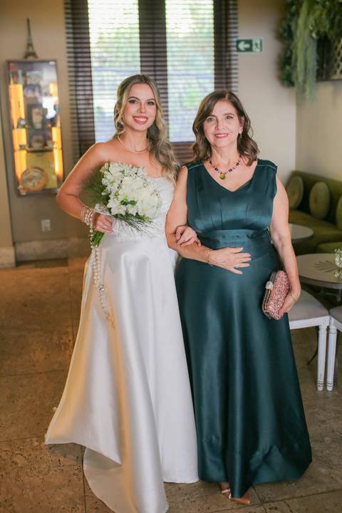 A chegada triunfal e inesquecível do casal ao icônico e acolhedor restaurante Chez Bernard em Salvador. A celebração do afeto começando. Foto: Waldyr Lantyer, Fotografia de casamento em Salvador-Ba'