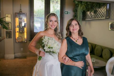 A chegada triunfal e inesquecível do casal ao icônico e acolhedor restaurante Chez Bernard em Salvador. A celebração do afeto começando. Foto: Waldyr Lantyer, Fotografia de casamento em Salvador-Ba'