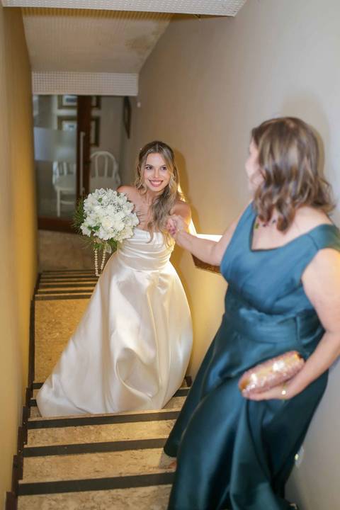 A chegada triunfal e inesquecível do casal ao icônico e acolhedor restaurante Chez Bernard em Salvador. A celebração do afeto começando. Foto: Waldyr Lantyer, Fotografia de casamento em Salvador-Ba'