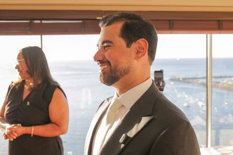 A chegada triunfal e inesquecível do casal ao icônico e acolhedor restaurante Chez Bernard em Salvador. A celebração do afeto começando. Foto: Waldyr Lantyer, Fotografia de casamento em Salvador-Ba'