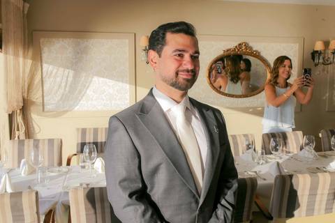 A chegada triunfal e inesquecível do casal ao icônico e acolhedor restaurante Chez Bernard em Salvador. A celebração do afeto começando. Foto: Waldyr Lantyer, Fotografia de casamento em Salvador-Ba'