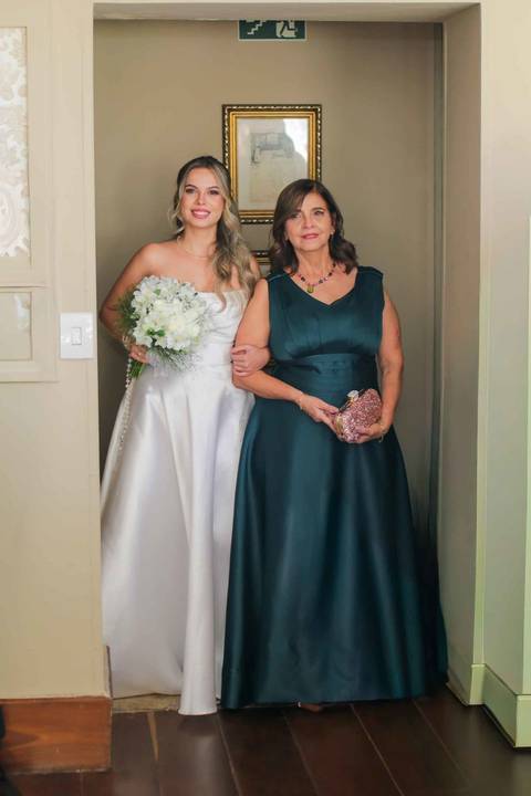 A chegada triunfal e inesquecível do casal ao icônico e acolhedor restaurante Chez Bernard em Salvador. A celebração do afeto começando. Foto: Waldyr Lantyer, Fotografia de casamento em Salvador-Ba'