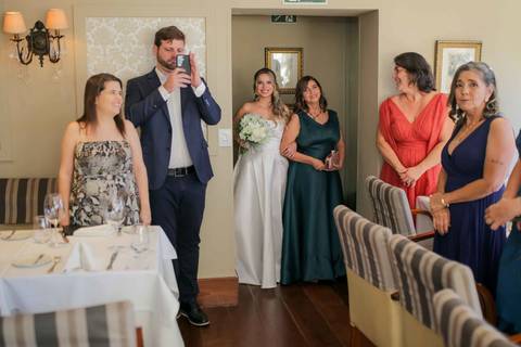 A chegada triunfal e inesquecível do casal ao icônico e acolhedor restaurante Chez Bernard em Salvador. A celebração do afeto começando. Foto: Waldyr Lantyer, Fotografia de casamento em Salvador-Ba'