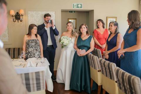 A chegada triunfal e inesquecível do casal ao icônico e acolhedor restaurante Chez Bernard em Salvador. A celebração do afeto começando. Foto: Waldyr Lantyer, Fotografia de casamento em Salvador-Ba'