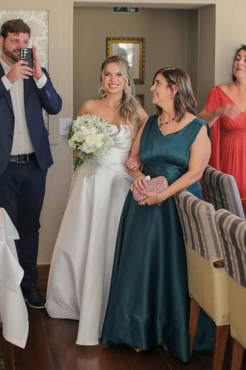 A chegada triunfal e inesquecível do casal ao icônico e acolhedor restaurante Chez Bernard em Salvador. A celebração do afeto começando. Foto: Waldyr Lantyer, Fotografia de casamento em Salvador-Ba'