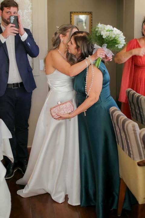 A chegada triunfal e inesquecível do casal ao icônico e acolhedor restaurante Chez Bernard em Salvador. A celebração do afeto começando. Foto: Waldyr Lantyer, Fotografia de casamento em Salvador-Ba'