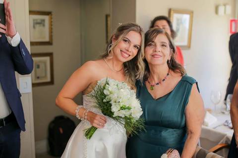 A chegada triunfal e inesquecível do casal ao icônico e acolhedor restaurante Chez Bernard em Salvador. A celebração do afeto começando. Foto: Waldyr Lantyer, Fotografia de casamento em Salvador-Ba'