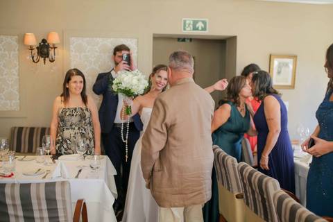 A chegada triunfal e inesquecível do casal ao icônico e acolhedor restaurante Chez Bernard em Salvador. A celebração do afeto começando. Foto: Waldyr Lantyer, Fotografia de casamento em Salvador-Ba'