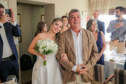 Cerimônia civil intimista realizada com o cenário paradisíaco da Baía de Todos os Santos ao fundo. Beleza e sofisticação em um só lugar. Foto: Waldyr Lantyer, Fotografia de casamento em Salvador-Ba'