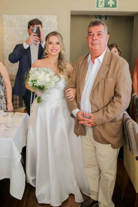 Cerimônia civil intimista realizada com o cenário paradisíaco da Baía de Todos os Santos ao fundo. Beleza e sofisticação em um só lugar. Foto: Waldyr Lantyer, Fotografia de casamento em Salvador-Ba'