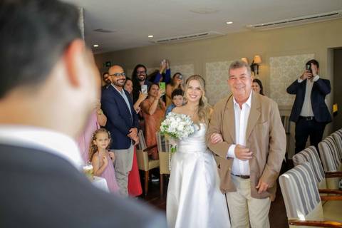 Cerimônia civil intimista realizada com o cenário paradisíaco da Baía de Todos os Santos ao fundo. Beleza e sofisticação em um só lugar. Foto: Waldyr Lantyer, Fotografia de casamento em Salvador-Ba'