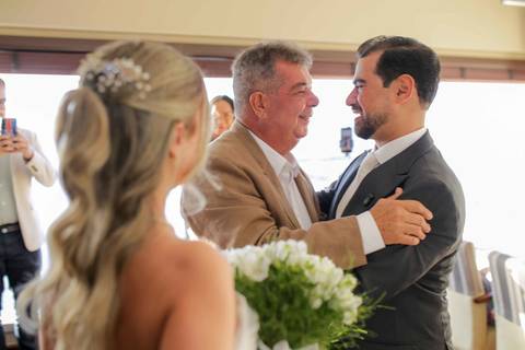 Cerimônia civil intimista realizada com o cenário paradisíaco da Baía de Todos os Santos ao fundo. Beleza e sofisticação em um só lugar. Foto: Waldyr Lantyer, Fotografia de casamento em Salvador-Ba'