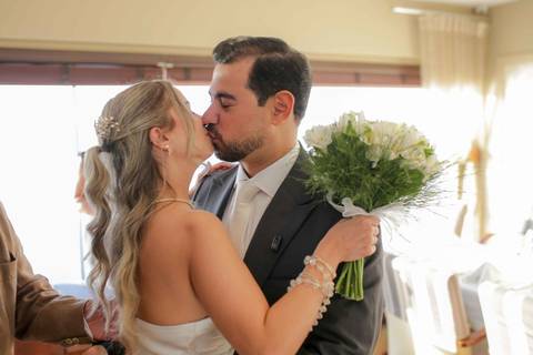 Cerimônia civil intimista realizada com o cenário paradisíaco da Baía de Todos os Santos ao fundo. Beleza e sofisticação em um só lugar. Foto: Waldyr Lantyer, Fotografia de casamento em Salvador-Ba'