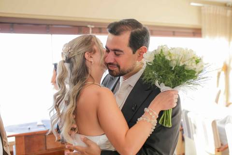 Cerimônia civil intimista realizada com o cenário paradisíaco da Baía de Todos os Santos ao fundo. Beleza e sofisticação em um só lugar. Foto: Waldyr Lantyer, Fotografia de casamento em Salvador-Ba'
