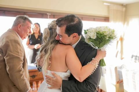 Cerimônia civil intimista realizada com o cenário paradisíaco da Baía de Todos os Santos ao fundo. Beleza e sofisticação em um só lugar. Foto: Waldyr Lantyer, Fotografia de casamento em Salvador-Ba'