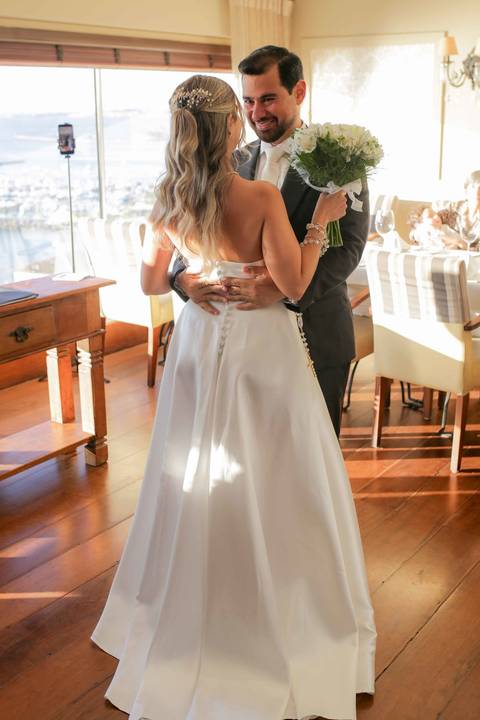 A iluminação perfeita da golden hour emoldurando com leveza a emocionante troca de alianças de Lais e Caio. Um momento mágico inesquecível. Foto: Waldyr Lantyer, Fotografia de casamento em Salvador-Ba'
