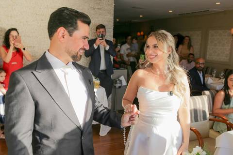 A iluminação perfeita da golden hour emoldurando com leveza a emocionante troca de alianças de Lais e Caio. Um momento mágico inesquecível. Foto: Waldyr Lantyer, Fotografia de casamento em Salvador-BaA iluminação perfeita da golden hour emoldurando com le'