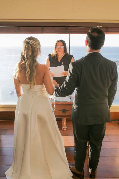 A iluminação perfeita da golden hour emoldurando com leveza a emocionante troca de alianças de Lais e Caio. Um momento mágico inesquecível. Foto: Waldyr Lantyer, Fotografia de casamento em Salvador-Ba'
