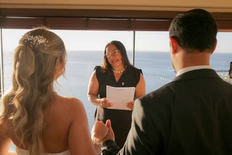 A iluminação perfeita da golden hour emoldurando com leveza a emocionante troca de alianças de Lais e Caio. Um momento mágico inesquecível. Foto: Waldyr Lantyer, Fotografia de casamento em Salvador-Ba'