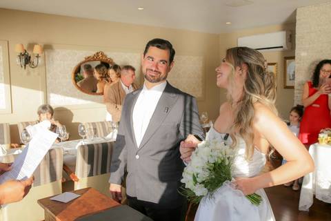 A iluminação perfeita da golden hour emoldurando com leveza a emocionante troca de alianças de Lais e Caio. Um momento mágico inesquecível. Foto: Waldyr Lantyer, Fotografia de casamento em Salvador-Ba'