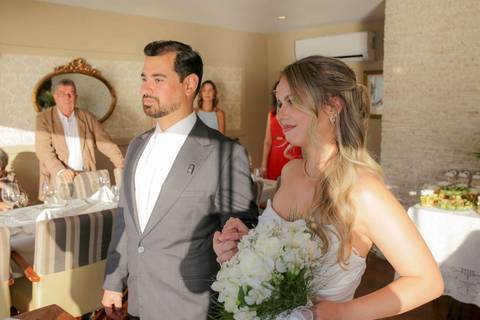A iluminação perfeita da golden hour emoldurando com leveza a emocionante troca de alianças de Lais e Caio. Um momento mágico inesquecível. Foto: Waldyr Lantyer, Fotografia de casamento em Salvador-Ba'