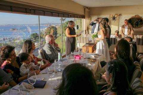 A iluminação perfeita da golden hour emoldurando com leveza a emocionante troca de alianças de Lais e Caio. Um momento mágico inesquecível. Foto: Waldyr Lantyer, Fotografia de casamento em Salvador-Ba'