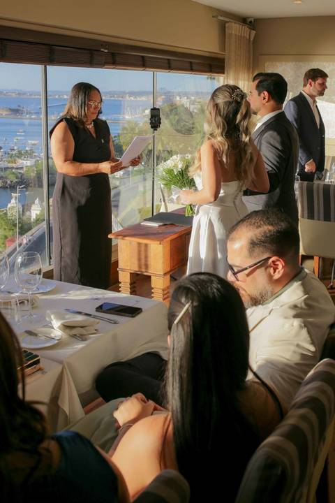 A iluminação perfeita da golden hour emoldurando com leveza a emocionante troca de alianças de Lais e Caio. Um momento mágico inesquecível. Foto: Waldyr Lantyer, Fotografia de casamento em Salvador-Ba'
